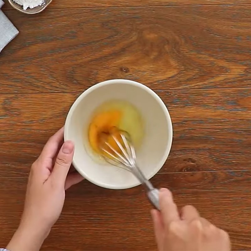 Bước 1 Đánh trứng Bánh tai yến