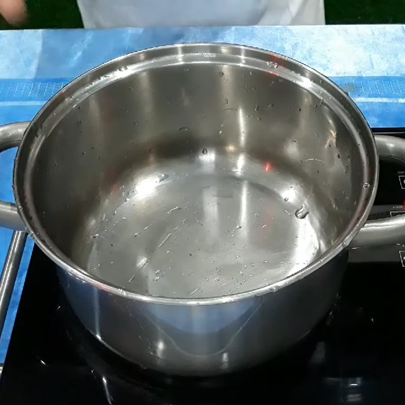 Bước 4 Nấu nước dùng Lẩu cá khoai nấu hành ớt