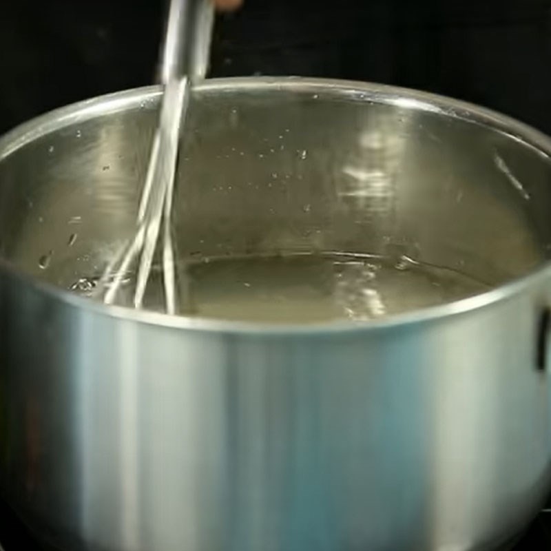 Bước 2 Nấu nước thạch Thạch nhãn dừa