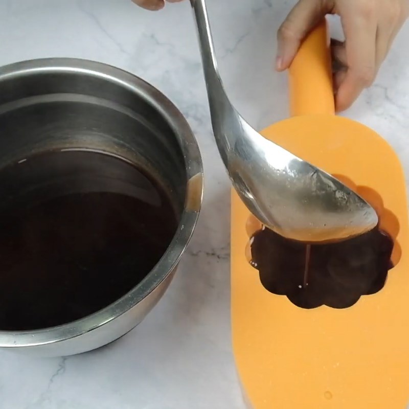 Bước 4 Nấu rau câu socola và đổ lớp 1 Bánh trung thu rau câu nhân tiramisu
