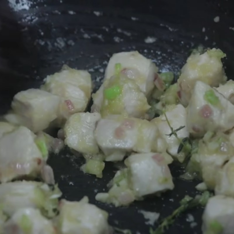 Bước 3 Nấu thịt gà Súp kem ức gà xào