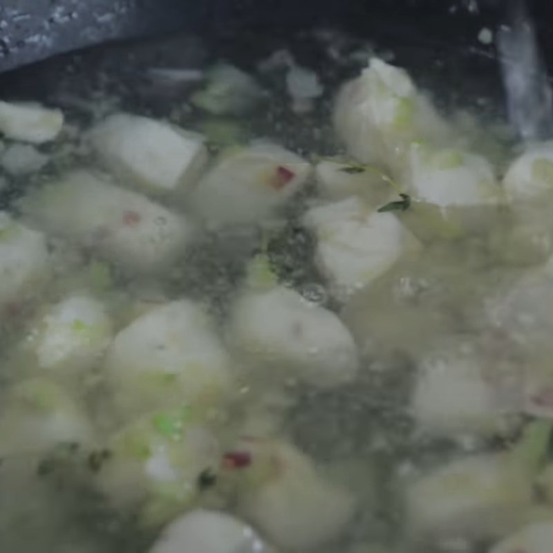 Bước 3 Nấu thịt gà Súp kem ức gà xào