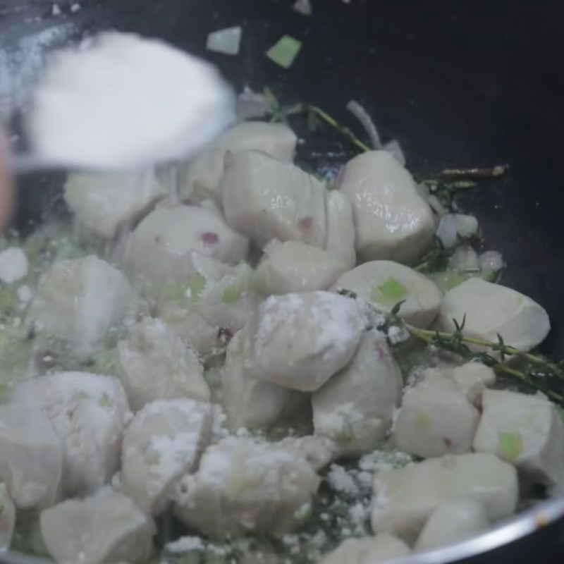 Bước 3 Nấu thịt gà Súp kem ức gà xào