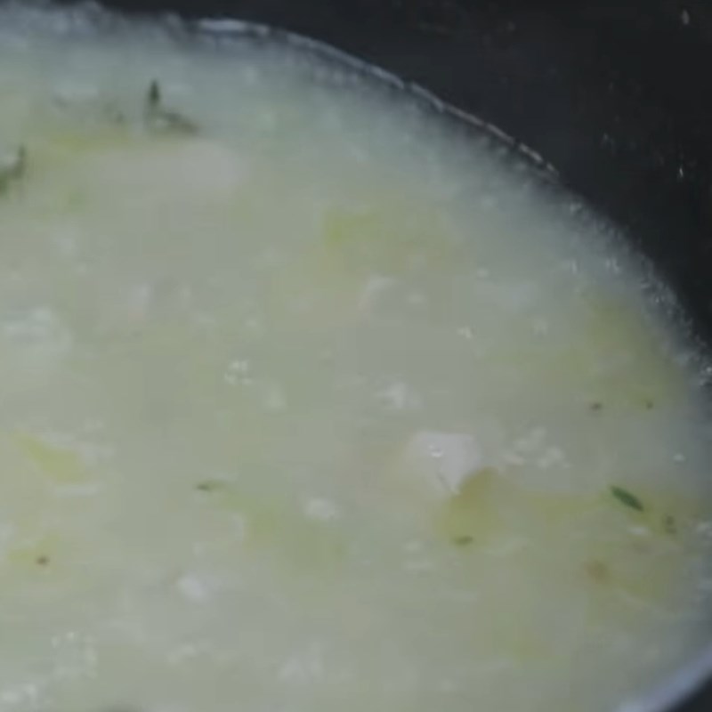 Bước 3 Nấu thịt gà Súp kem ức gà xào