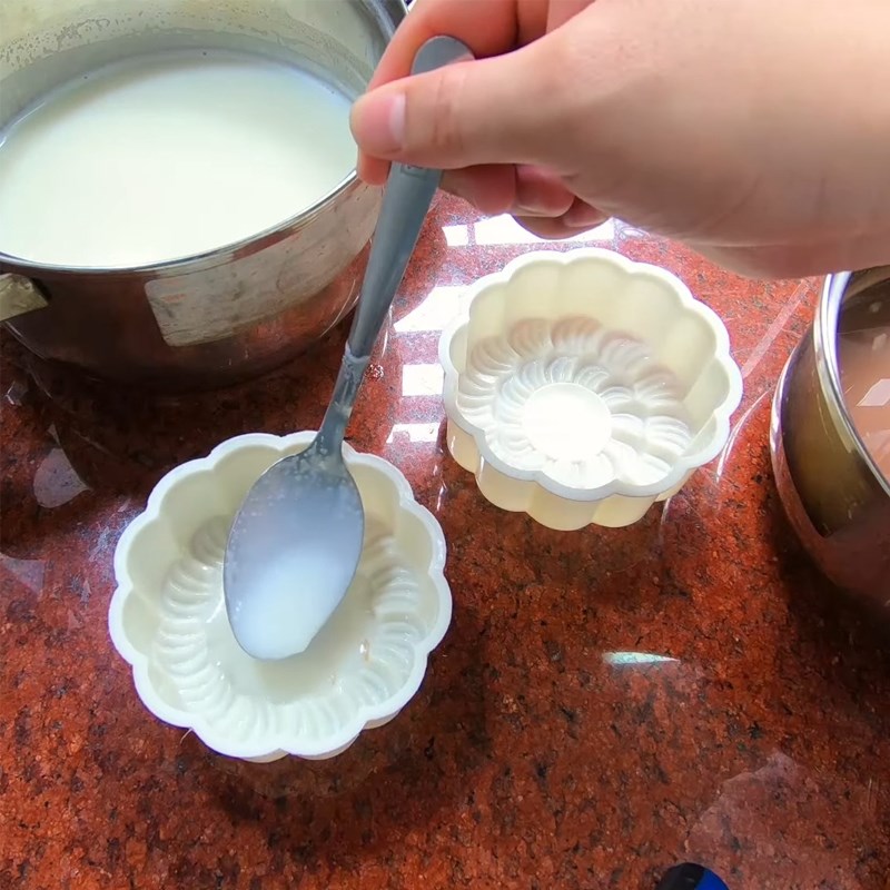 Bước 3 Nấu và đổ khuôn rau câu lần 1 Bánh Trung Thu rau câu socola nhân bánh flan