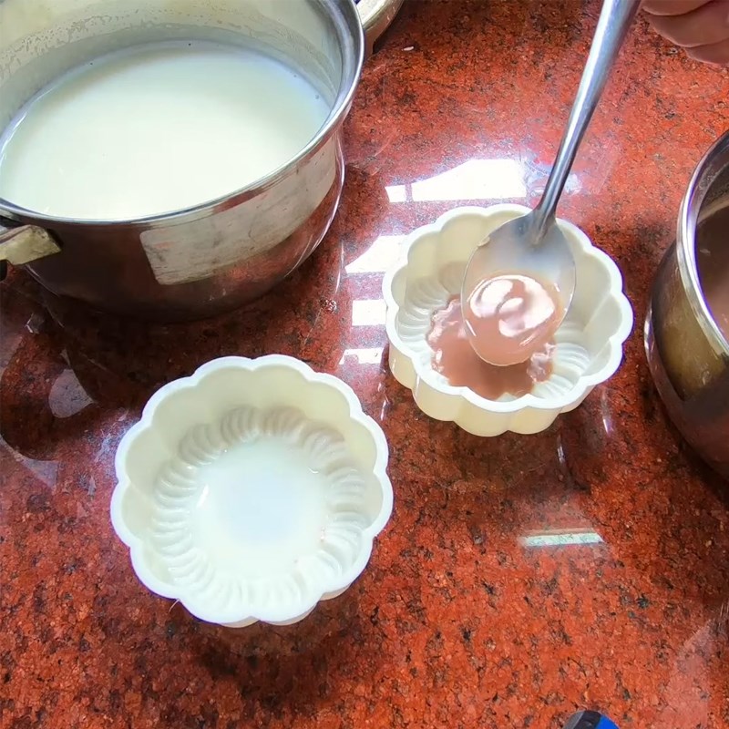 Bước 3 Nấu và đổ khuôn rau câu lần 1 Bánh Trung Thu rau câu socola nhân bánh flan