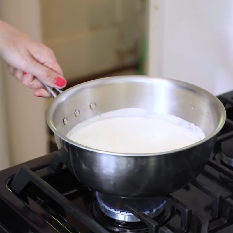 Bước 2 Nấu và lọc hỗn hợp trứng sữa Kem Ý gelato dâu tây