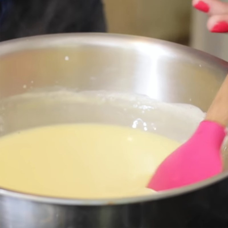Bước 2 Nấu và lọc hỗn hợp trứng sữa Kem Ý gelato dâu tây