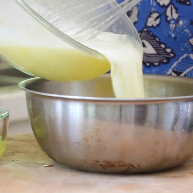 Bước 2 Nấu và lọc hỗn hợp trứng sữa Kem Ý gelato dâu tây