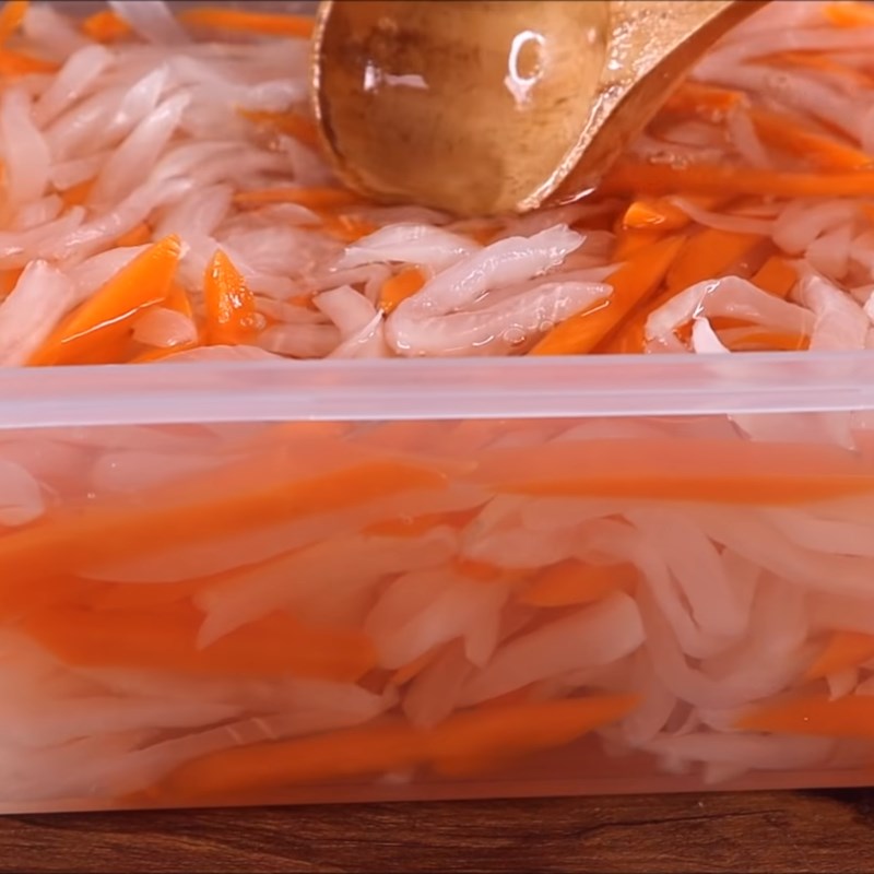 Bước 5 Ngâm nguyên liệu với hỗn hợp giấm Củ cải ngâm chua ngọt