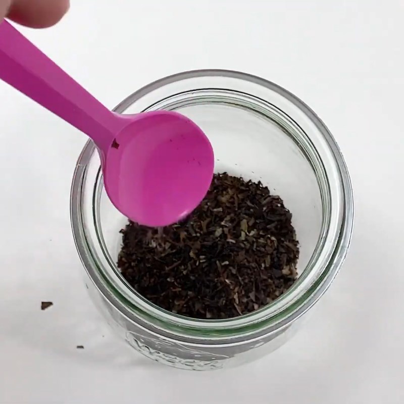 Bước 1 Ngâm trà Trà sữa ủ lạnh (cold brew)