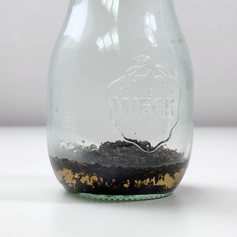 Bước 1 Ngâm trà Trà sữa ủ lạnh (cold brew)