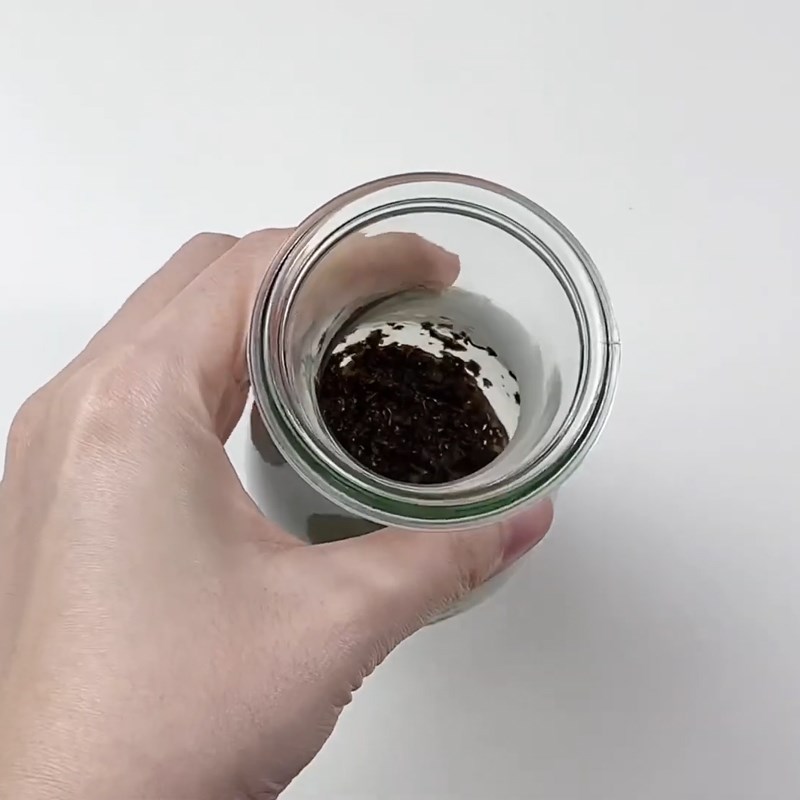 Bước 1 Ngâm trà Trà sữa ủ lạnh (cold brew)