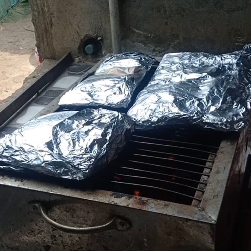 Bước 4 Nướng thịt Thịt heo nướng giấy bạc bằng bếp than