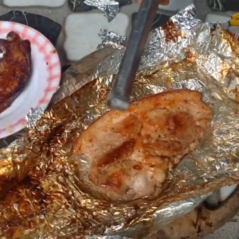 Bước 4 Nướng thịt Thịt heo nướng giấy bạc bằng bếp than