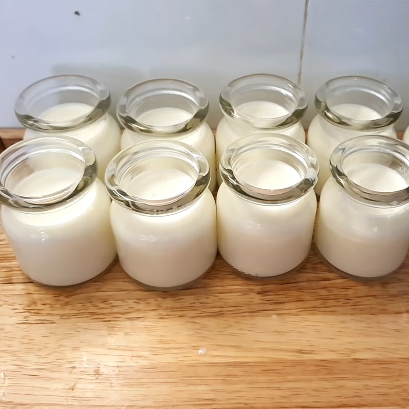 Bước 2 Pha hỗn hợp sữa Sữa chua - yaourt