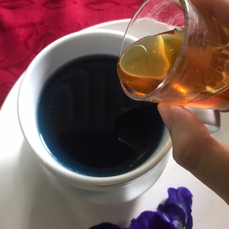 Bước 2 Pha trà Trà hoa đậu biếc mật ong