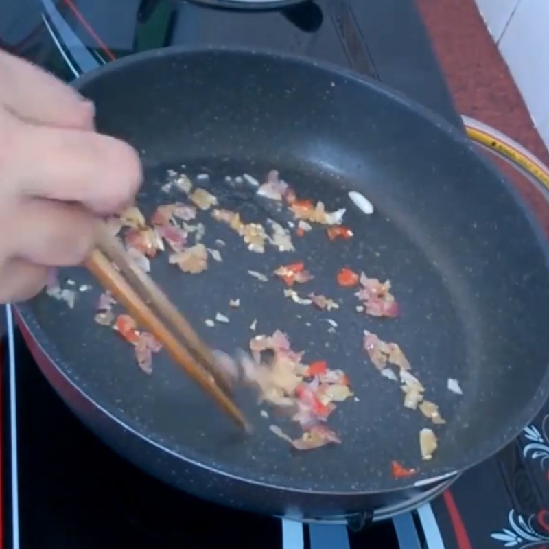 Bước 5 Phi hành, tỏi và tiêu Khô mực chiên tiêu