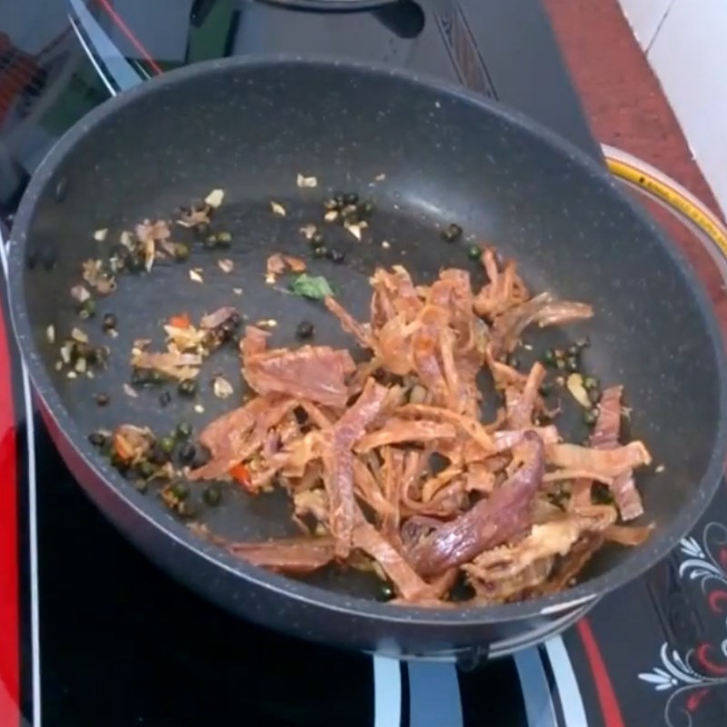 Bước 6 Rang khô mực với hỗn hợp tiêu, hành, tỏi và hỗn hợp nước mắm Khô mực chiên tiêu
