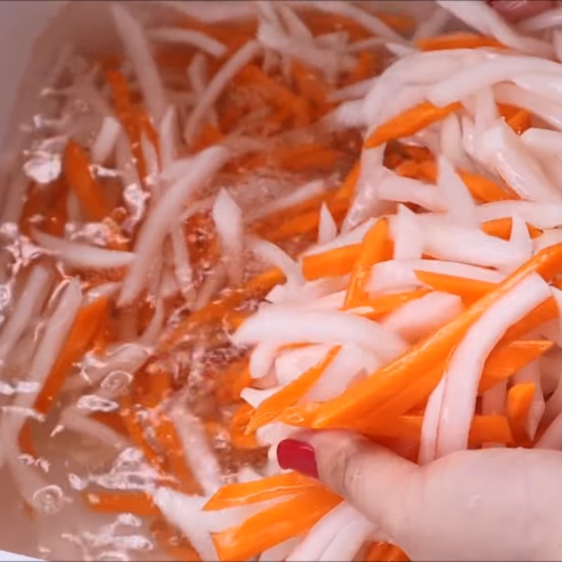 Bước 4 Rửa lại nguyên liệu Củ cải ngâm chua ngọt