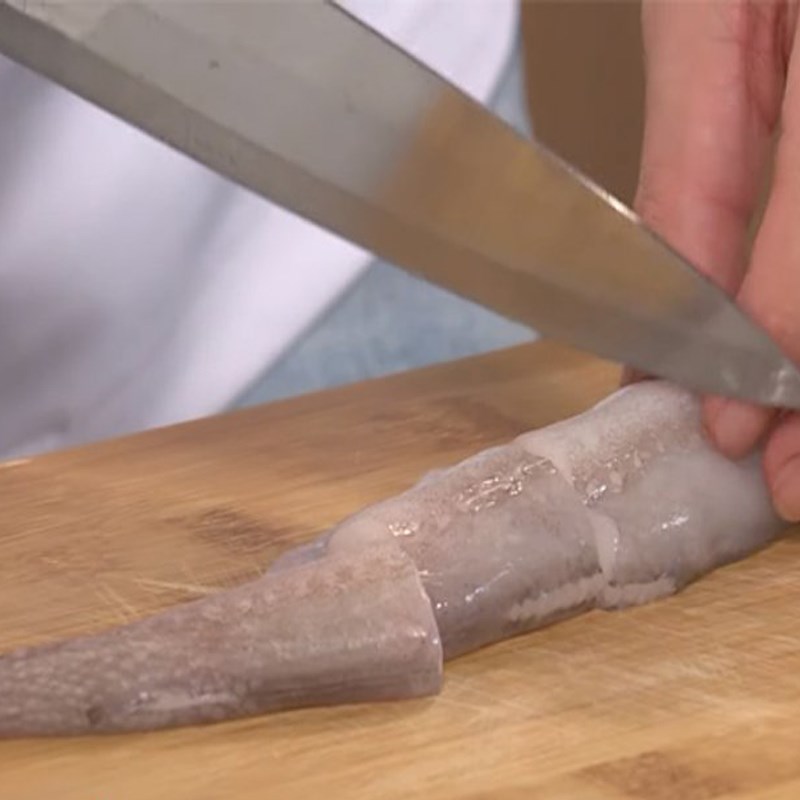 Bước 1 Sơ chế cá khoai Lẩu cá khoai nấu hành ớt