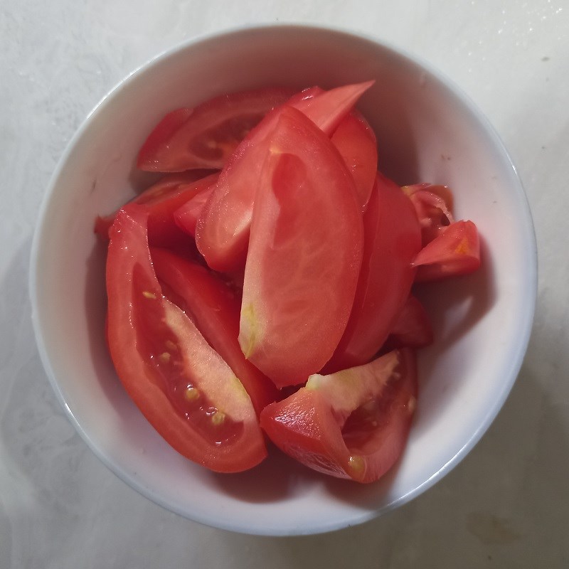Bước 1 Sơ chế các nguyên liệu Canh cá bạc má dưa chua và cà chua