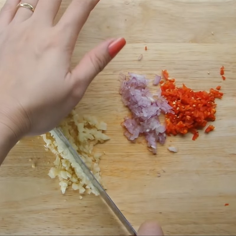 Bước 2 Sơ chế các nguyên liệu và làm đồ chua Cơm tấm sườn rim
