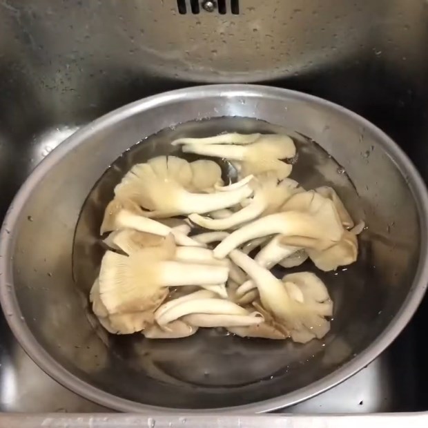 Bước 2 Sơ chế các nguyên liệu khác Bánh canh ếch