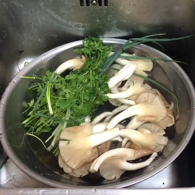 Bước 2 Sơ chế các nguyên liệu khác Bánh canh ếch