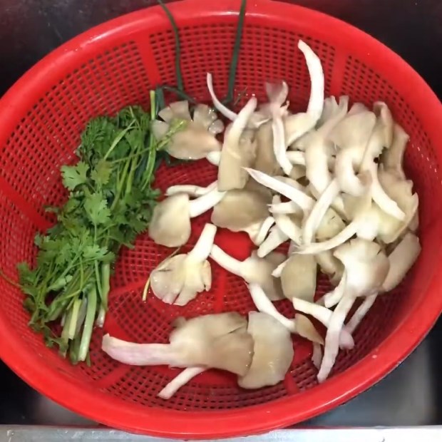 Bước 2 Sơ chế các nguyên liệu khác Bánh canh ếch