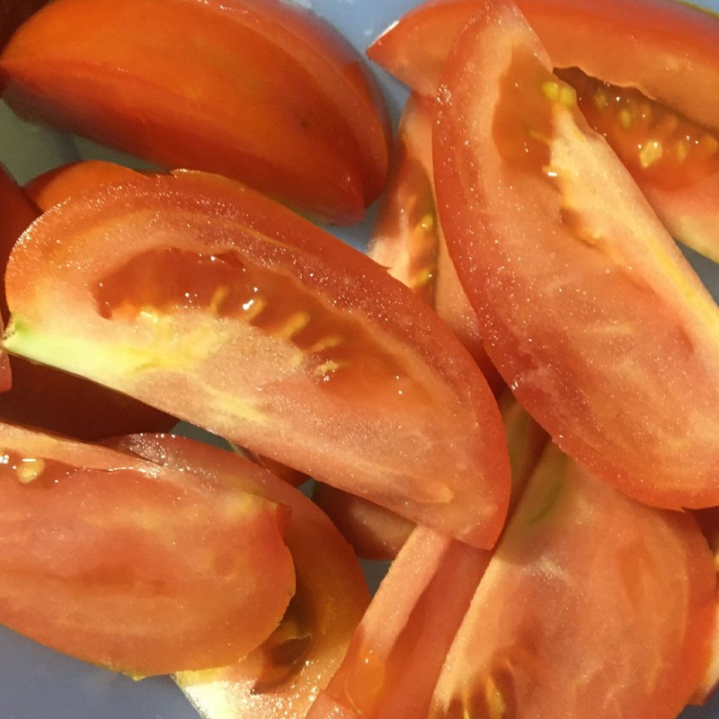 Bước 2 Sơ chế các nguyên liệu khác Cá nục kho cà chua (Công thức được chia sẻ từ người dùng)