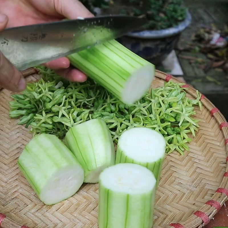 Bước 2 Sơ chế các nguyên liệu khác Canh hoa thiên lý nấu thịt băm với mướp