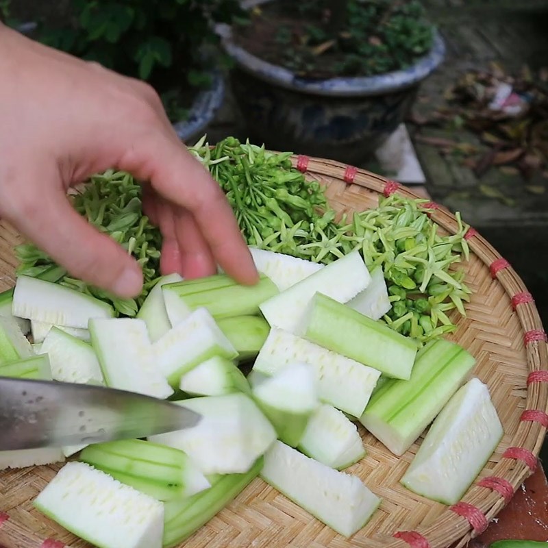 Bước 2 Sơ chế các nguyên liệu khác Canh hoa thiên lý nấu thịt băm với mướp