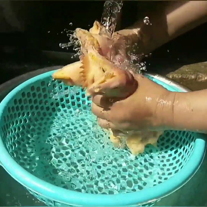 Bước 1 Sơ chế cổ gà Cổ gà chiên nước mắm