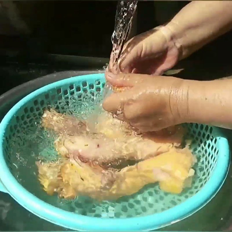 Bước 1 Sơ chế cổ gà Cổ gà chiên nước mắm