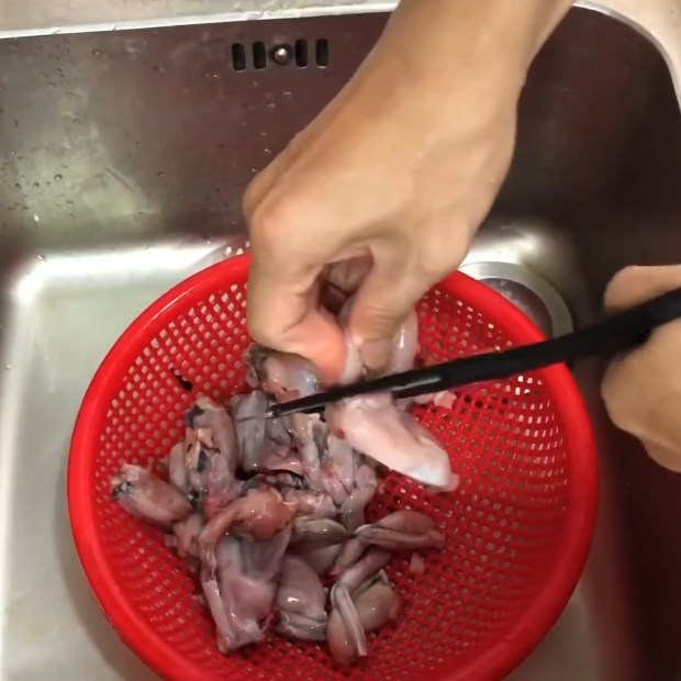 Bước 1 Sơ chế ếch Bánh canh ếch