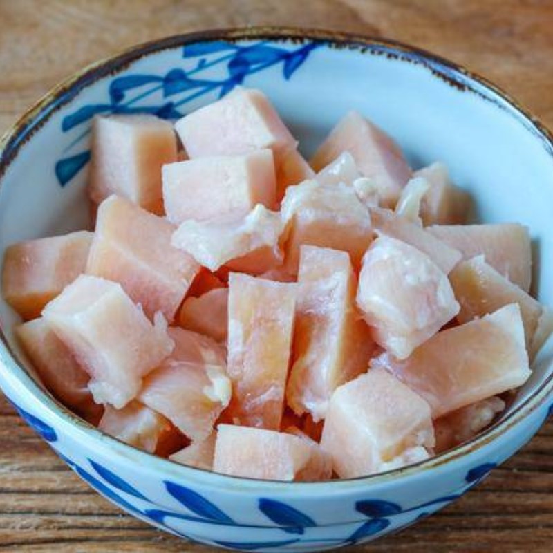 Bước 1 Sơ chế thịt gà Súp kem ức gà xào