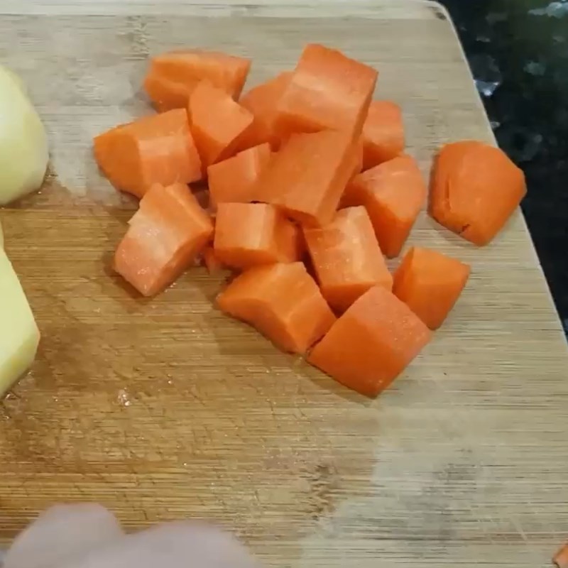 Bước 1 Sơ chế nguyên liệu Súp khoai tây cà rốt