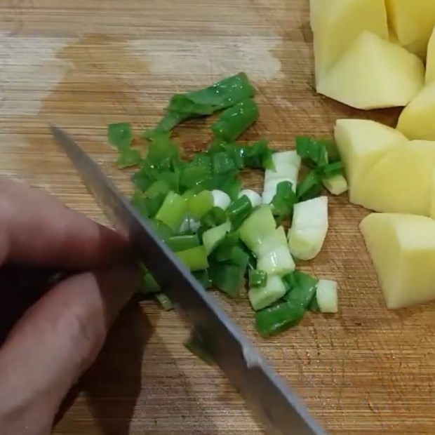 Bước 1 Sơ chế nguyên liệu Súp khoai tây cà rốt