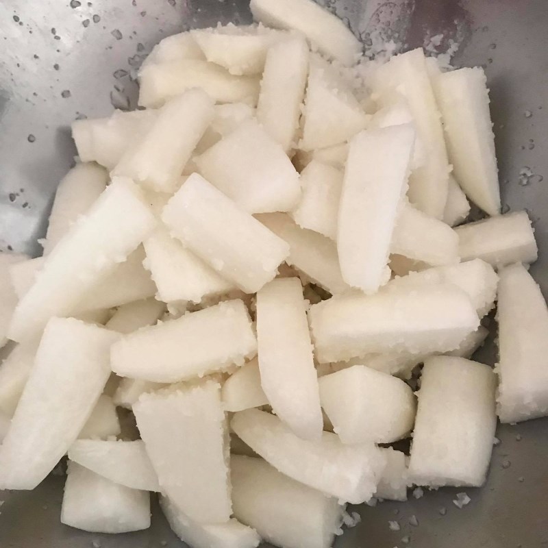 Bước 1 Sơ chế nguyên liệu Củ cải trắng ngâm nước tương