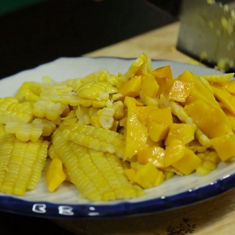 Bước 1 Sơ chế nguyên liệu Sinh tố bắp với xoài