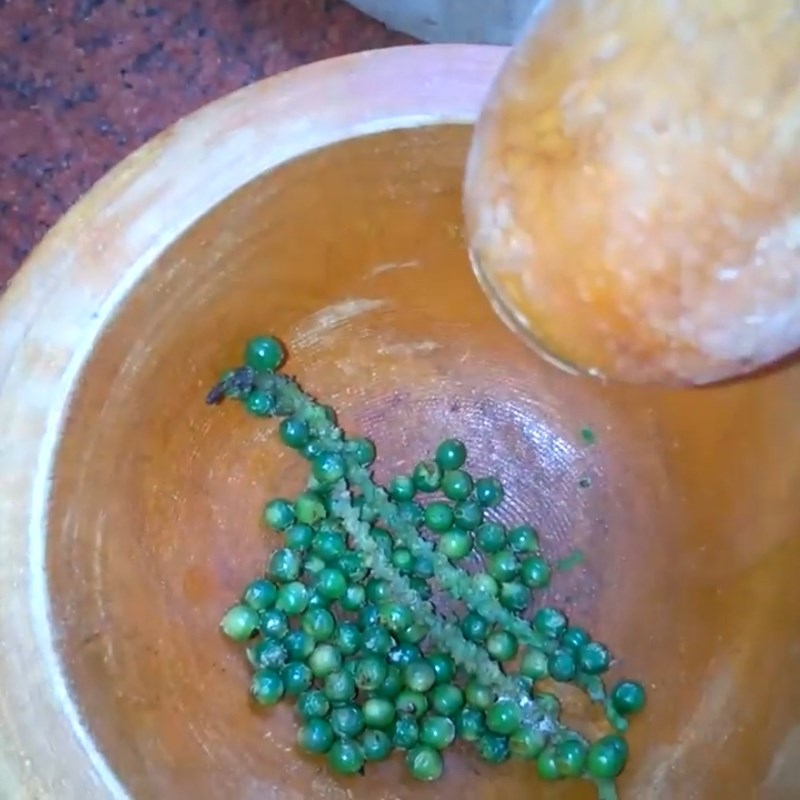 Bước 2 Sơ chế nguyên liệu phụ Khô mực chiên tiêu