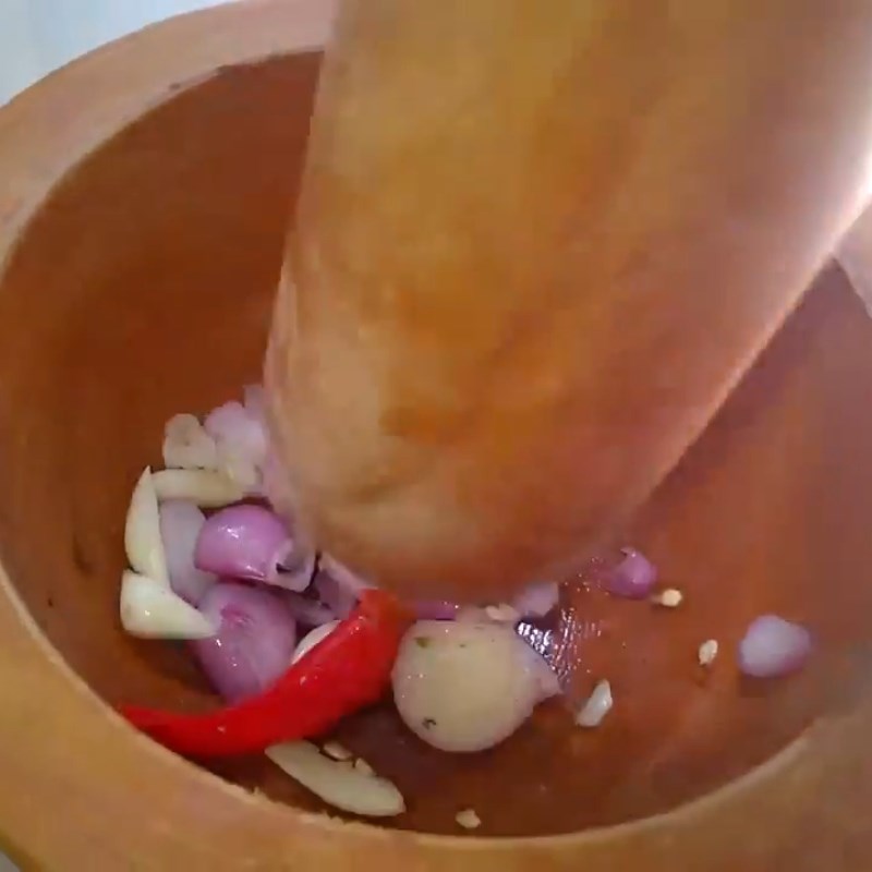 Bước 2 Sơ chế nguyên liệu phụ Khô mực chiên tiêu