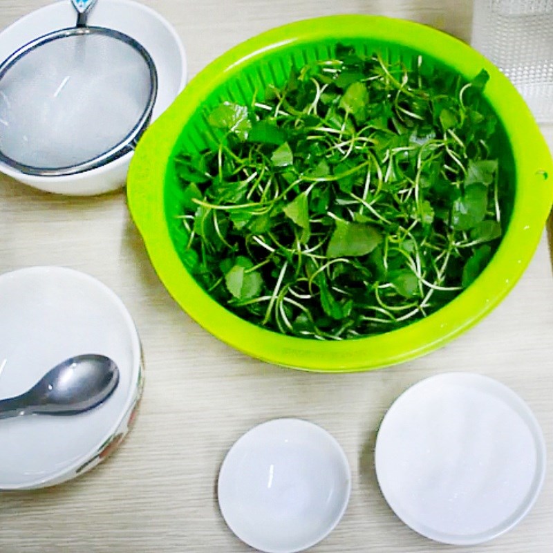 Bước 1 Sơ chế rau củ má Nước nghiền rau má