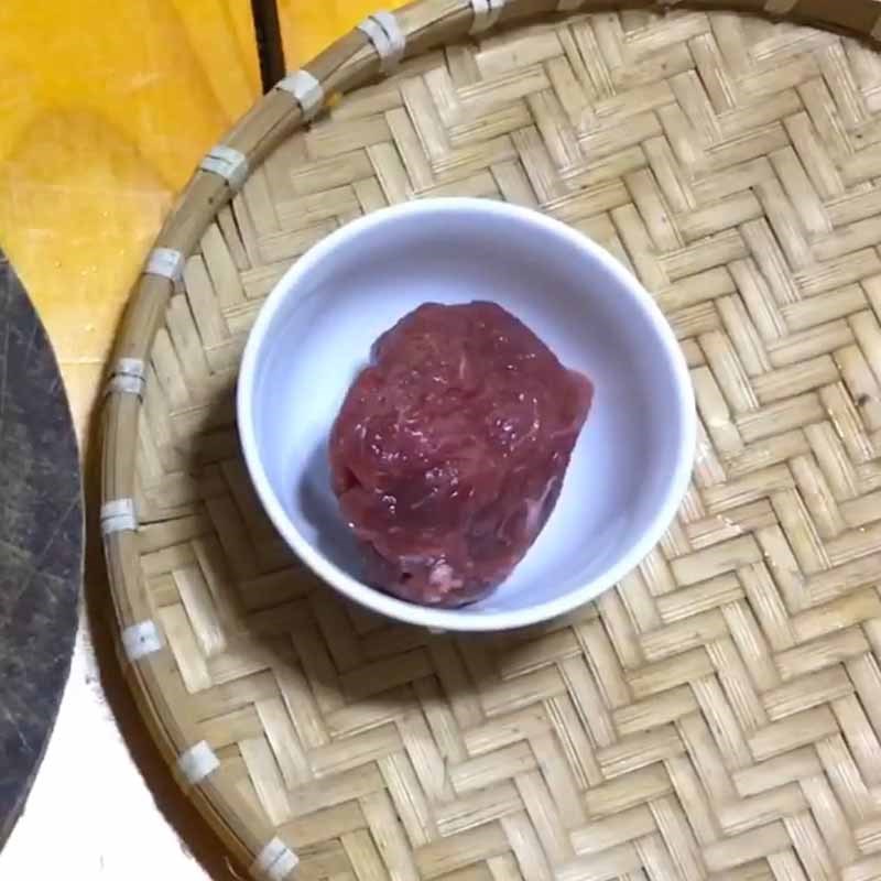 Bước 1 Sơ chế thịt bò và luộc thịt bò Cháo thịt bò bí đỏ