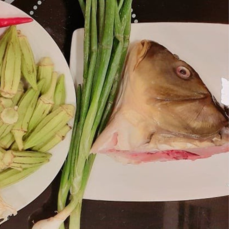 Bước 2 Sơ chế và chiên sơ đầu cá Đầu cá chép nấu canh chua