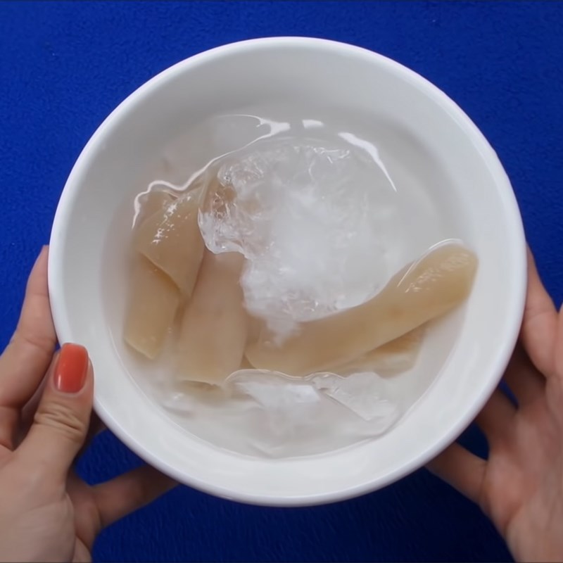 Bước 5 Sơ chế và luộc da heo Cơm tấm sườn rim