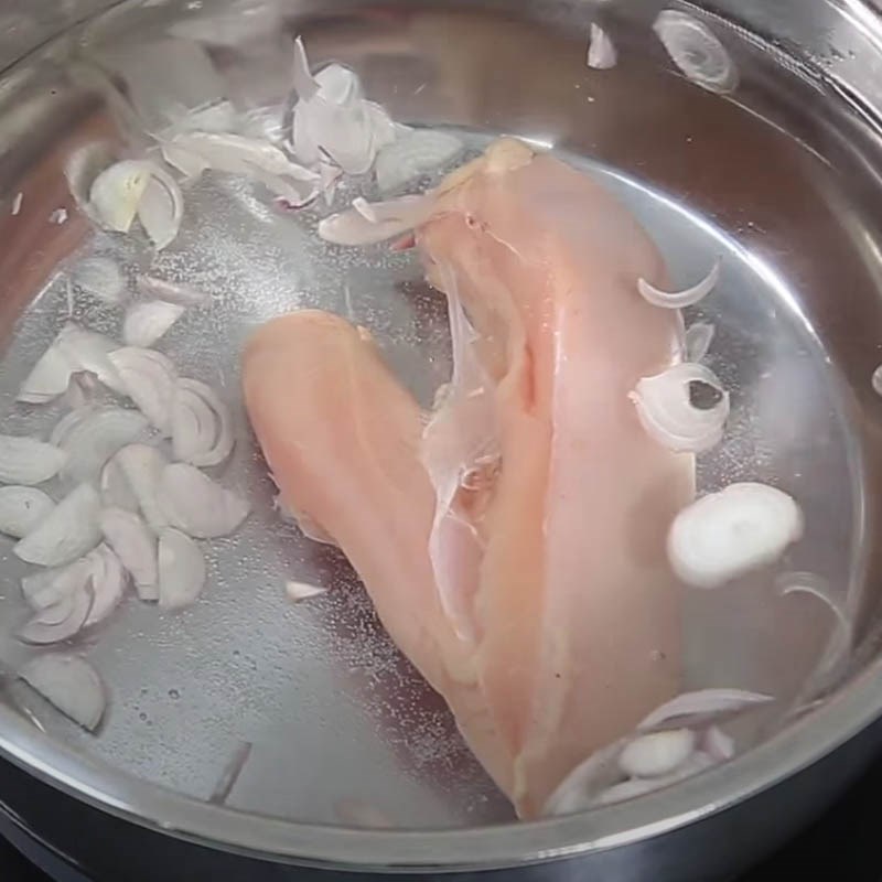 Bước 2 Sơ chế và luộc thịt gà Khô gà bằng lò vi sóng