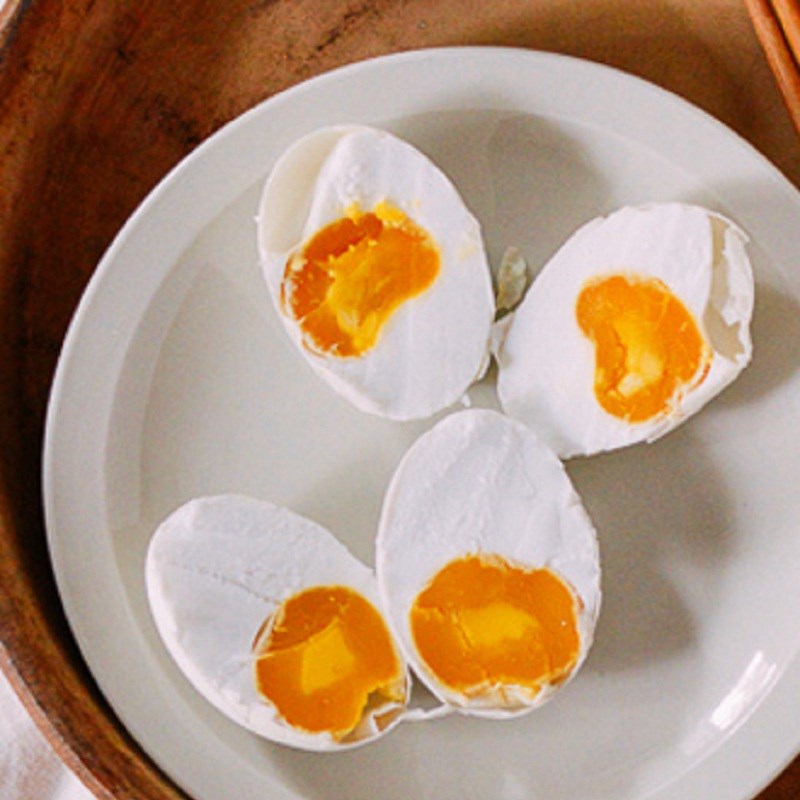 Bước 2 Sơ chế và luộc trứng muối Đậu đũa xào trứng muối