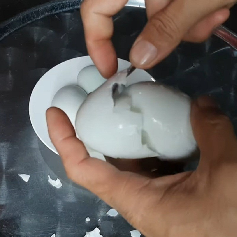 Bước 2 Sơ chế và luộc trứng muối Đậu đũa xào trứng muối
